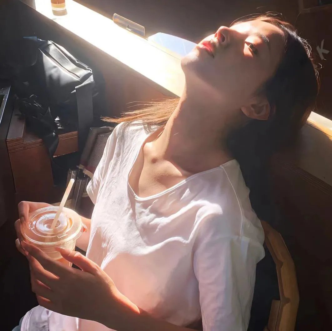 闪耀的她
